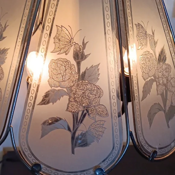 Elegant Vintage Floral Glass Table Lamp - Picture 2 of 11